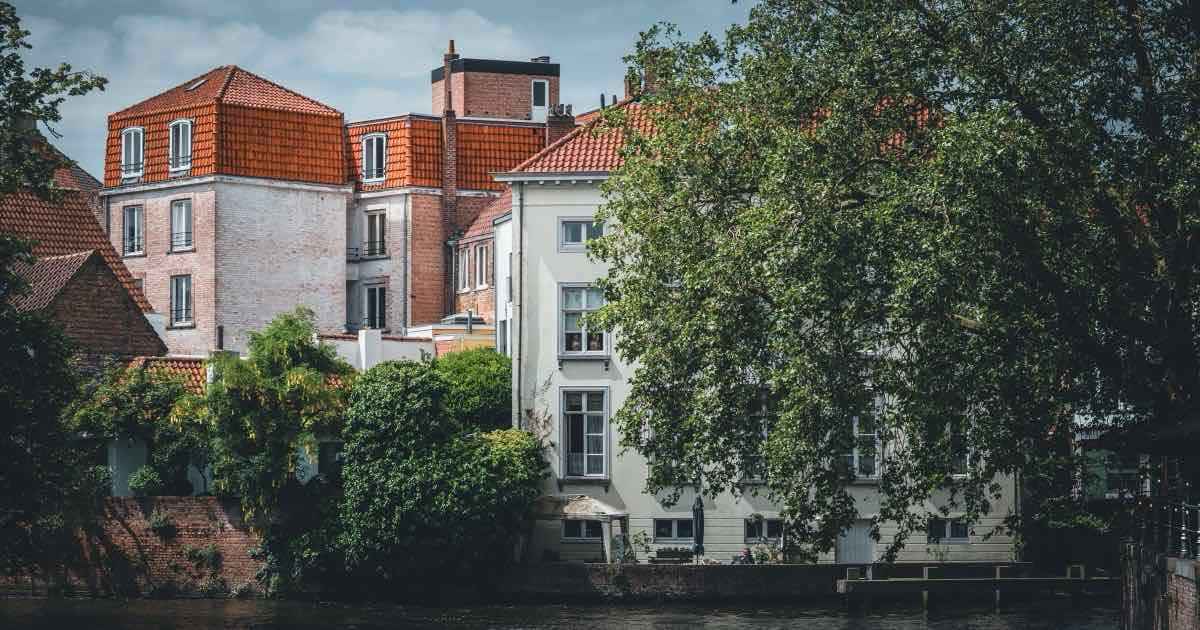 Rij oude gevels aan het water in Brugge