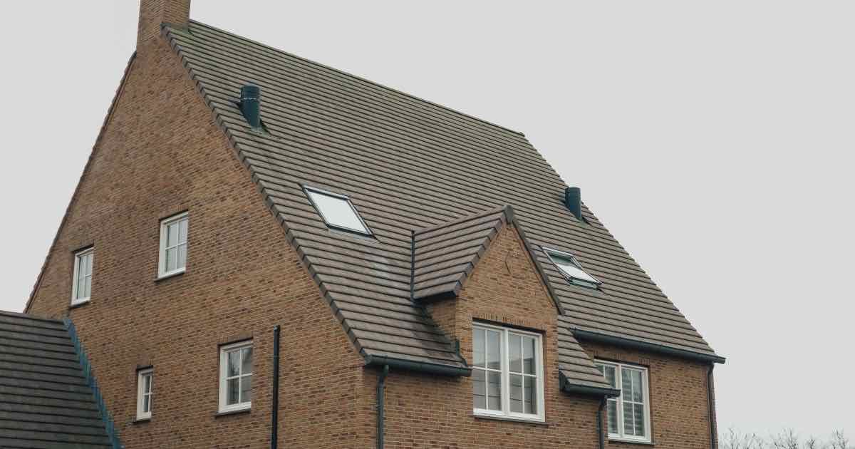 Bakstenen woning met een steil pannendak