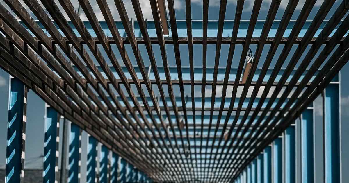 Houten pergola met lamellen, van onderen gezien