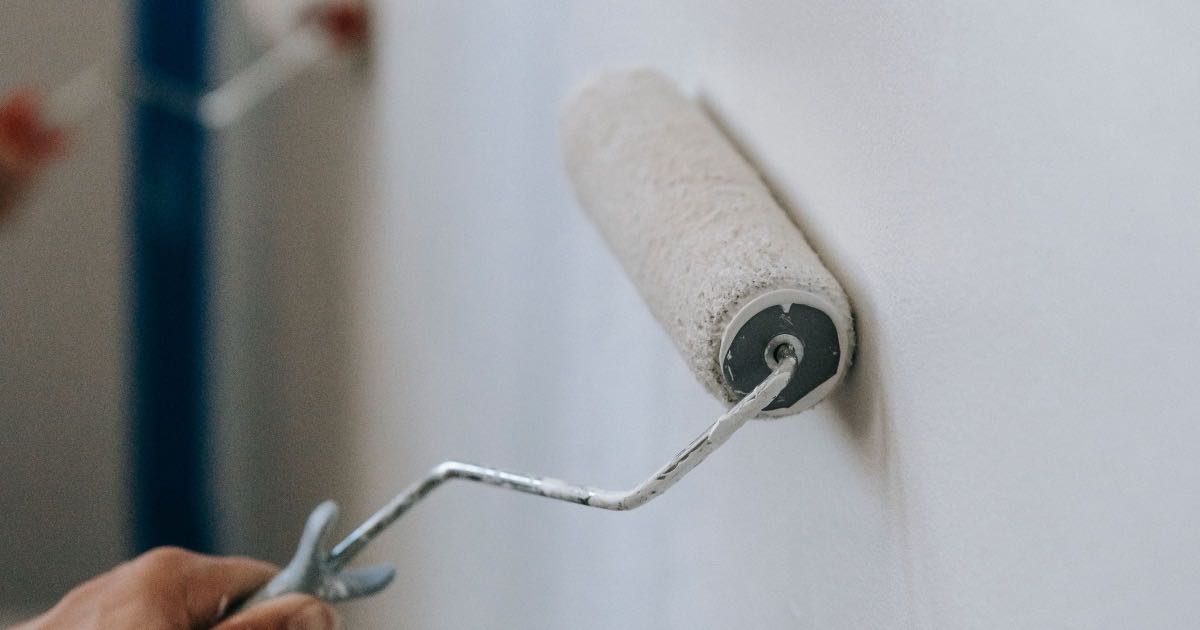 Verfroller op een witte muur