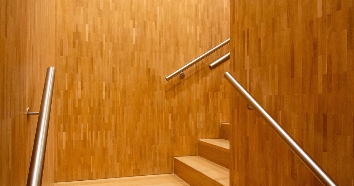 Houten trap met metalen leuningen