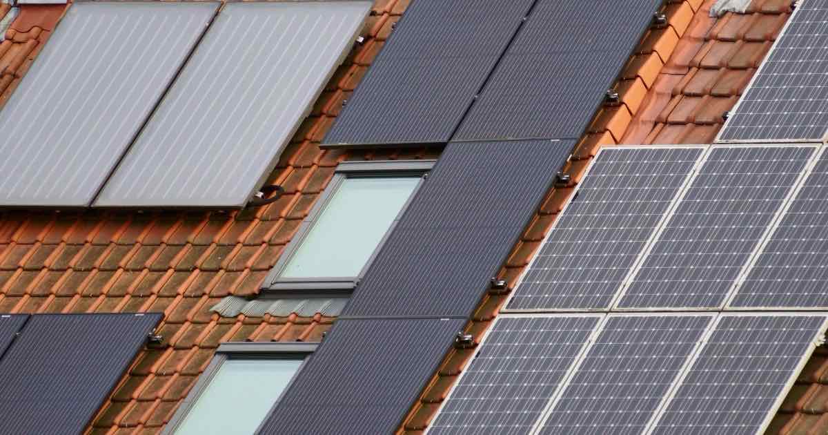 Pannendak met zonnepanelen en andere panelen tussen de dakpannen