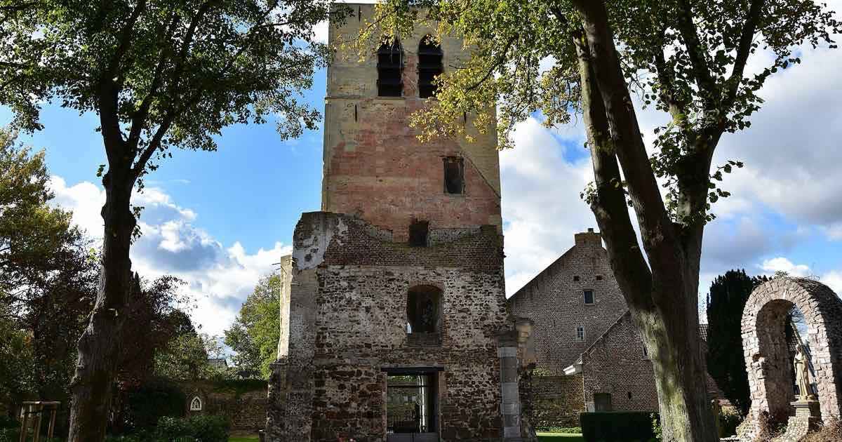 Toren van de oude Sint-Martinuskerk in Dilsen (Dilsen-Stokkem)
