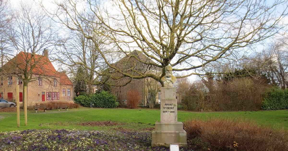 Plein met een standbeeld in Dudzele (Brugge)