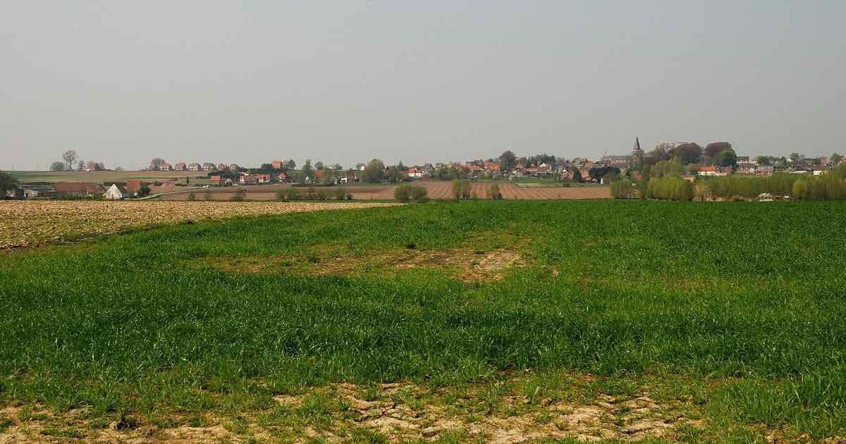 Akker met het dorp Huise (Kruisem) op de achtergrond