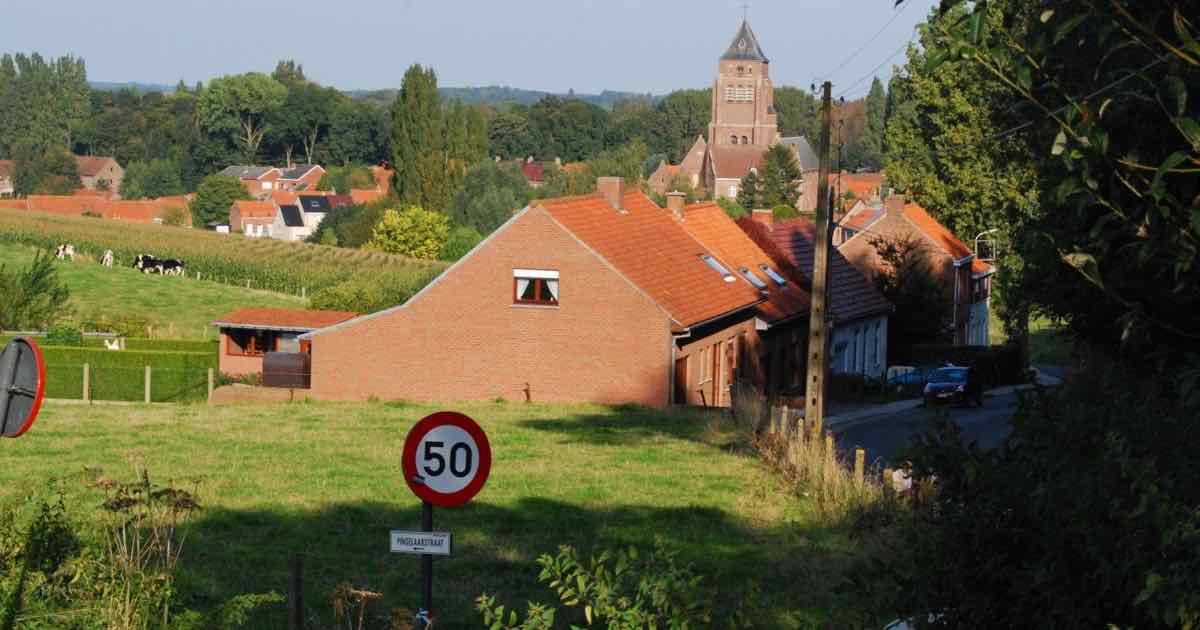 Zicht op Kemmel (Heuvelland) met de kerktoren