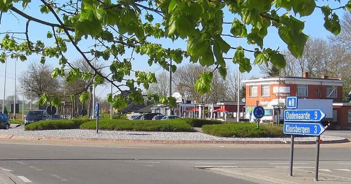 Rotonde met wegwijzers in Kerkhove (Avelgem)