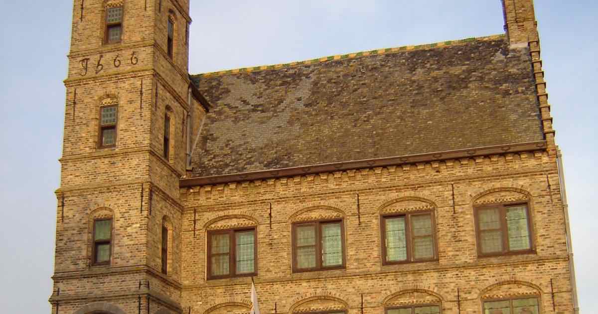 Stadhuis en belfort in Lo (Lo-Reninge)