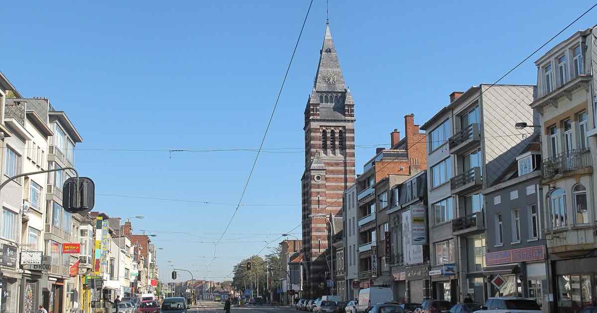 Straatzicht met kerk in Merksem (Antwerpen)