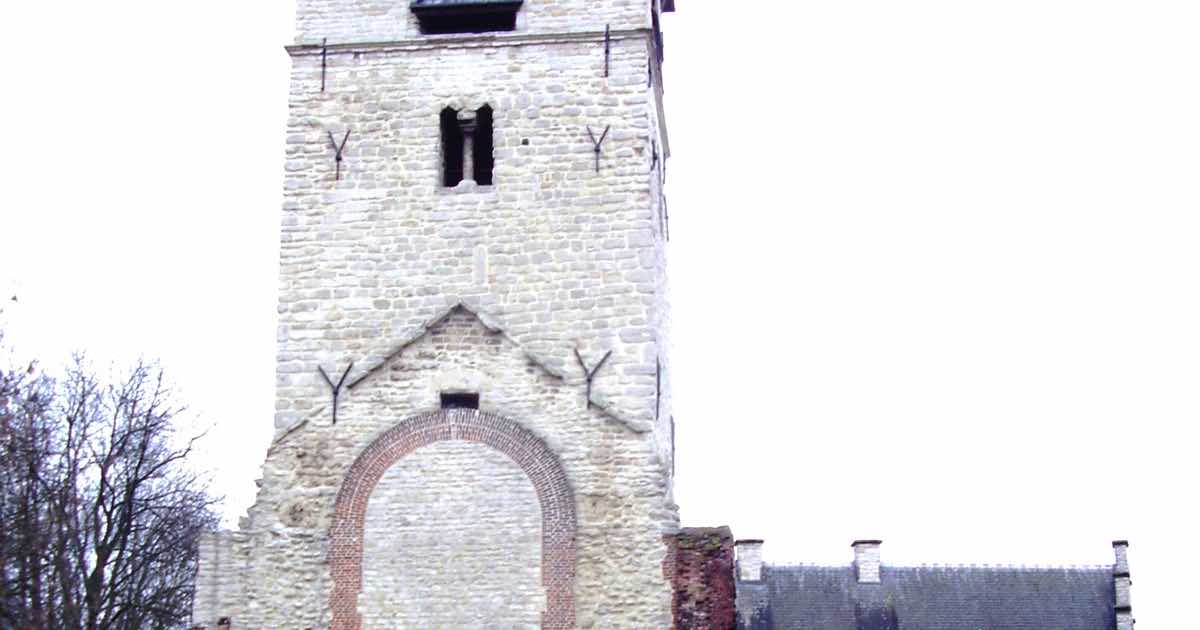 Romaanse toren van de oude Sint-Pieter-en-Pauluskerk in Neder-Over-Heembeek (Brussel)