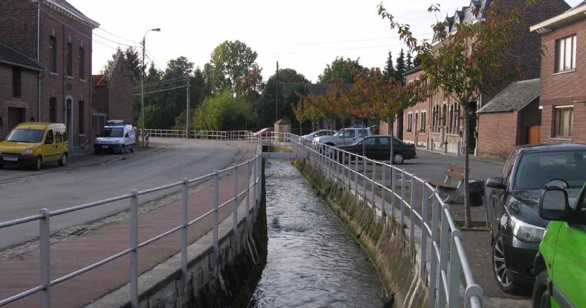 Beek langs een straat in 's-Gravenvoeren (Voeren)
