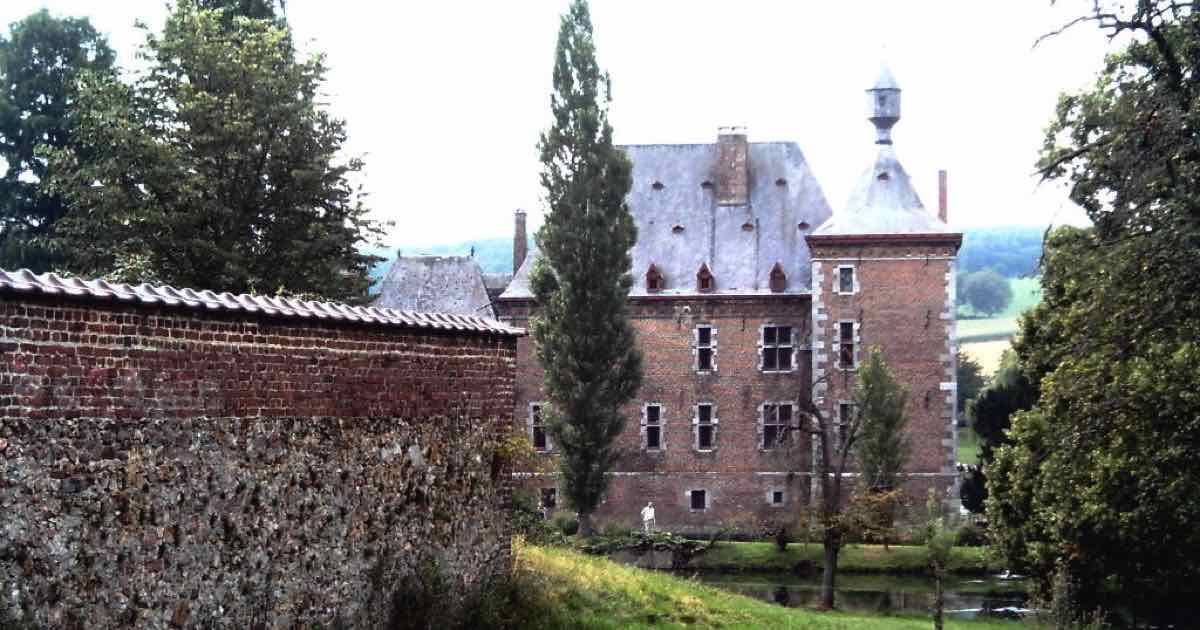 Kasteel achter een oude muur in Sint-Pieters-Voeren (Voeren)