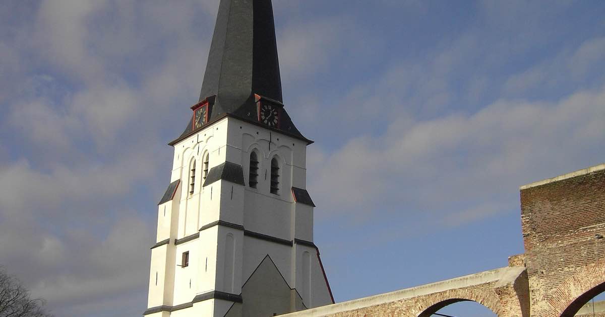 Toren en voormalige kerk in Waarschoot (Lievegem)